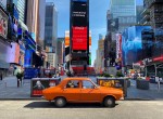 Ένα Dacia αναστατώνει τους άδειους δρόμους της Νέας Υόρκης