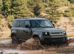 Το Land Rover Defender οργώνει σε off-road διαδρομές στην Ελλάδα 