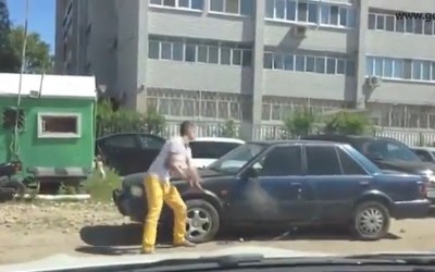 Video: Το λάθος πρόσωπο να κλείσεις με το αυτοκίνητο