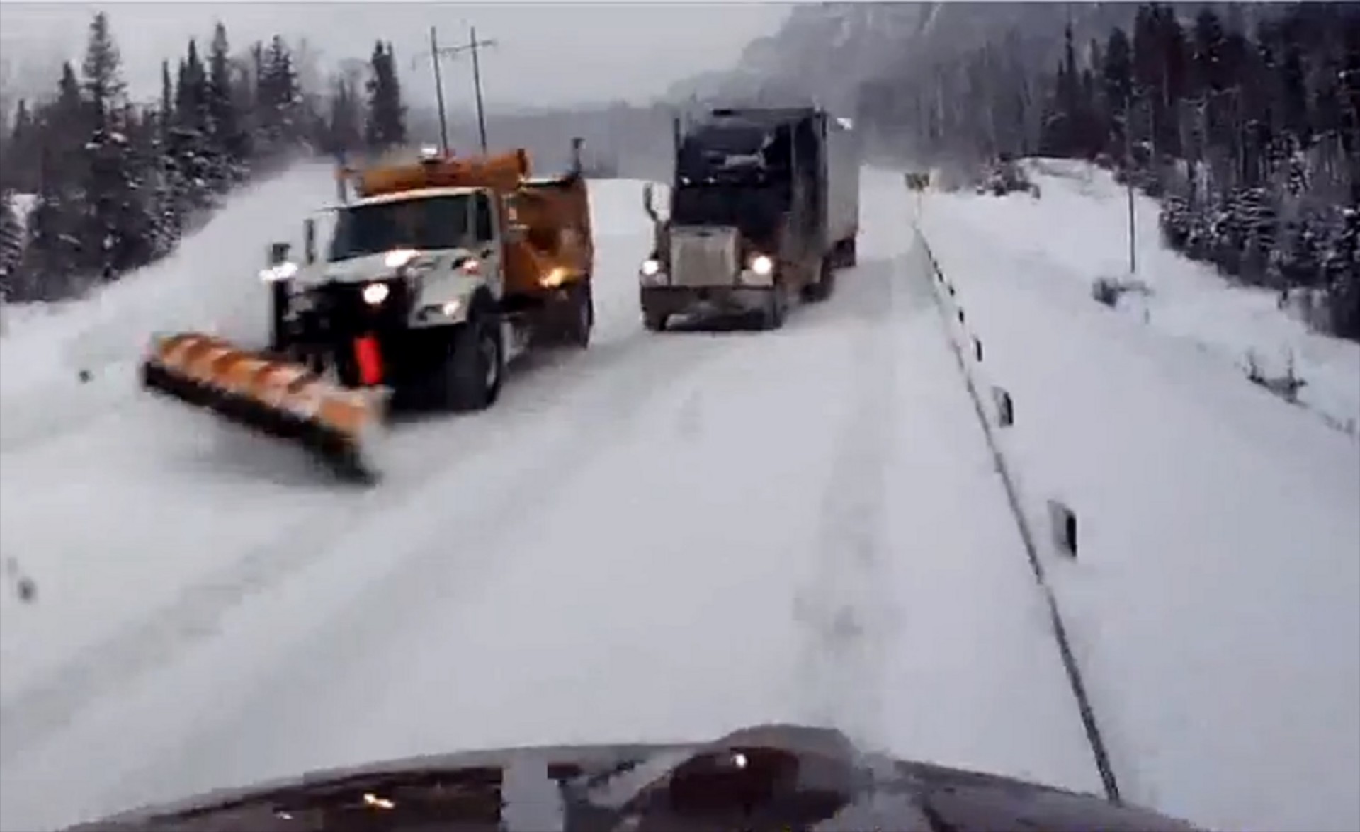 Video: Παραλίγο μετωπική