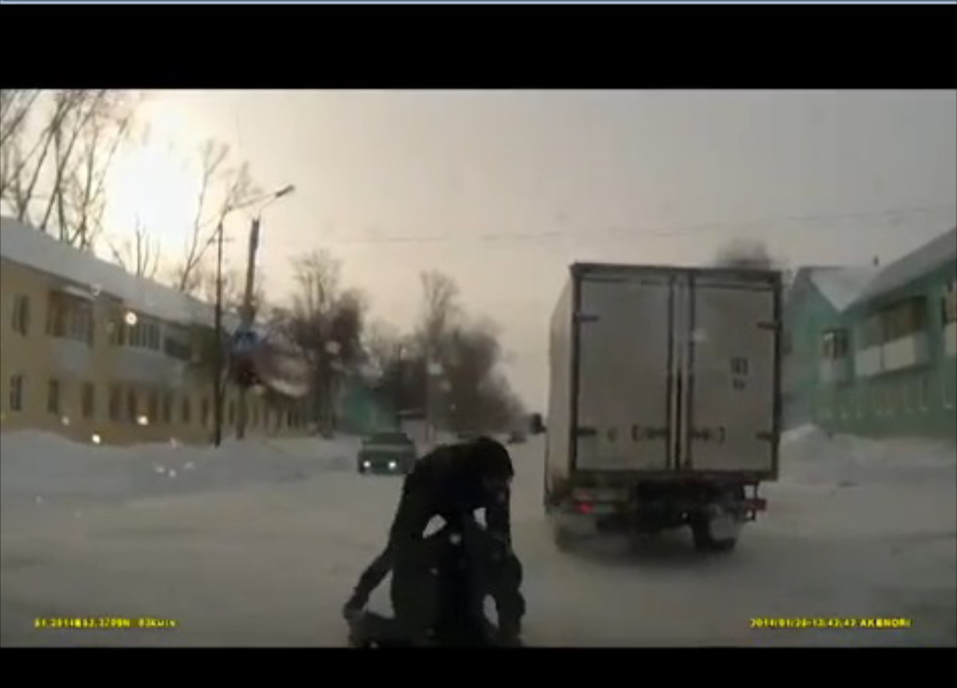 Ρώσος παρατάει το φορτηγό και πλακώνεται

