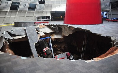 Κατάρρευση ορόφου στο μουσείο Corvette