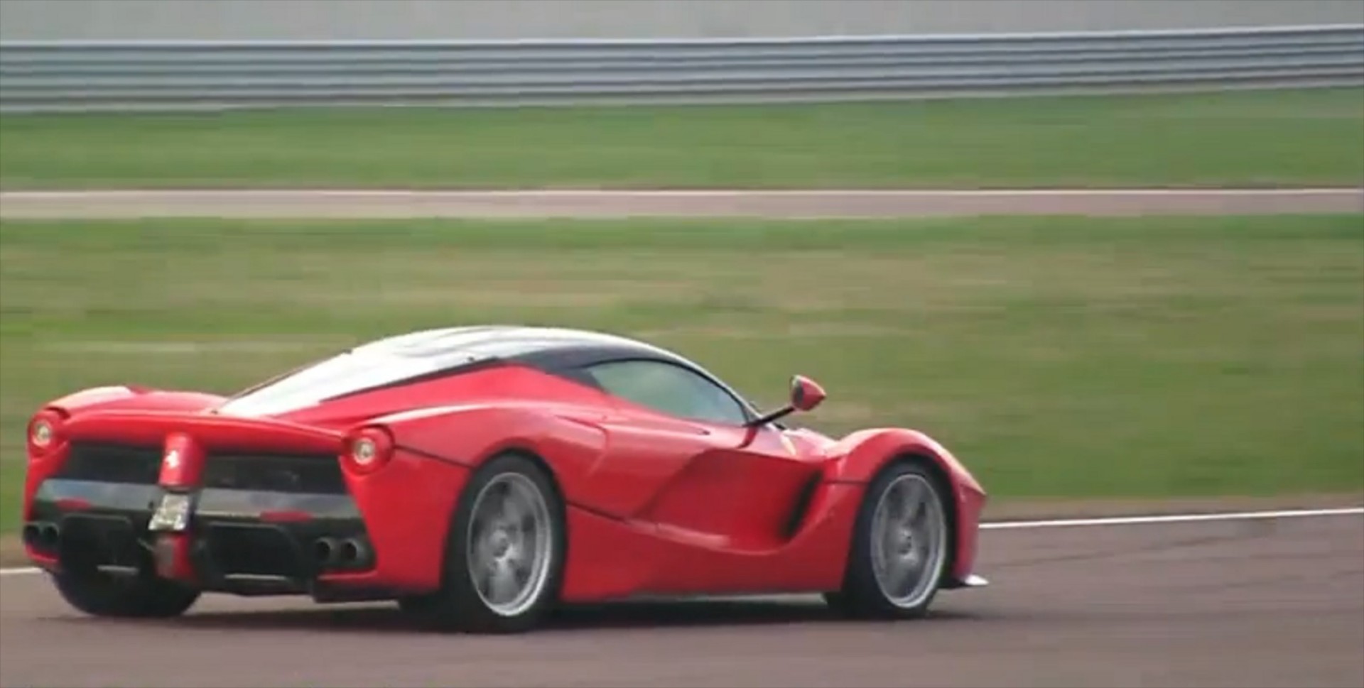 H LaFerrari δεν αστειεύεται (video)