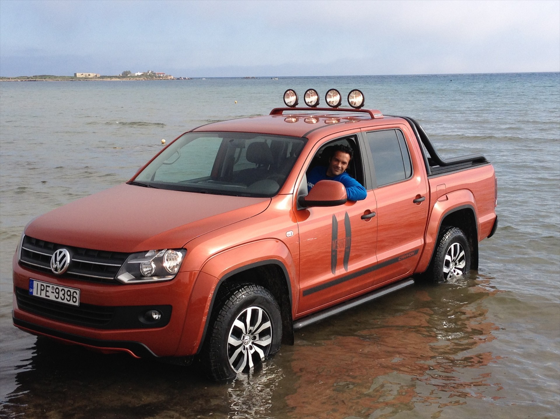 Το VW Amarok Canyon δίπλα στον Γιώργο Φράγκο
