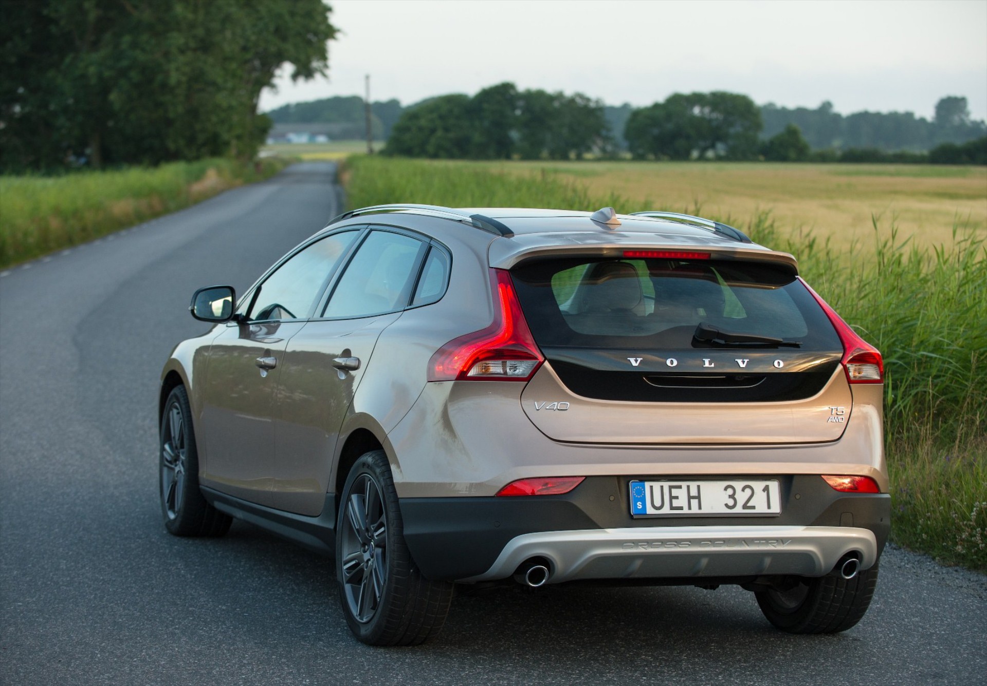 Volvo V40 Cross Country: Ίδια τιμή μηχανικό & αυτόματο