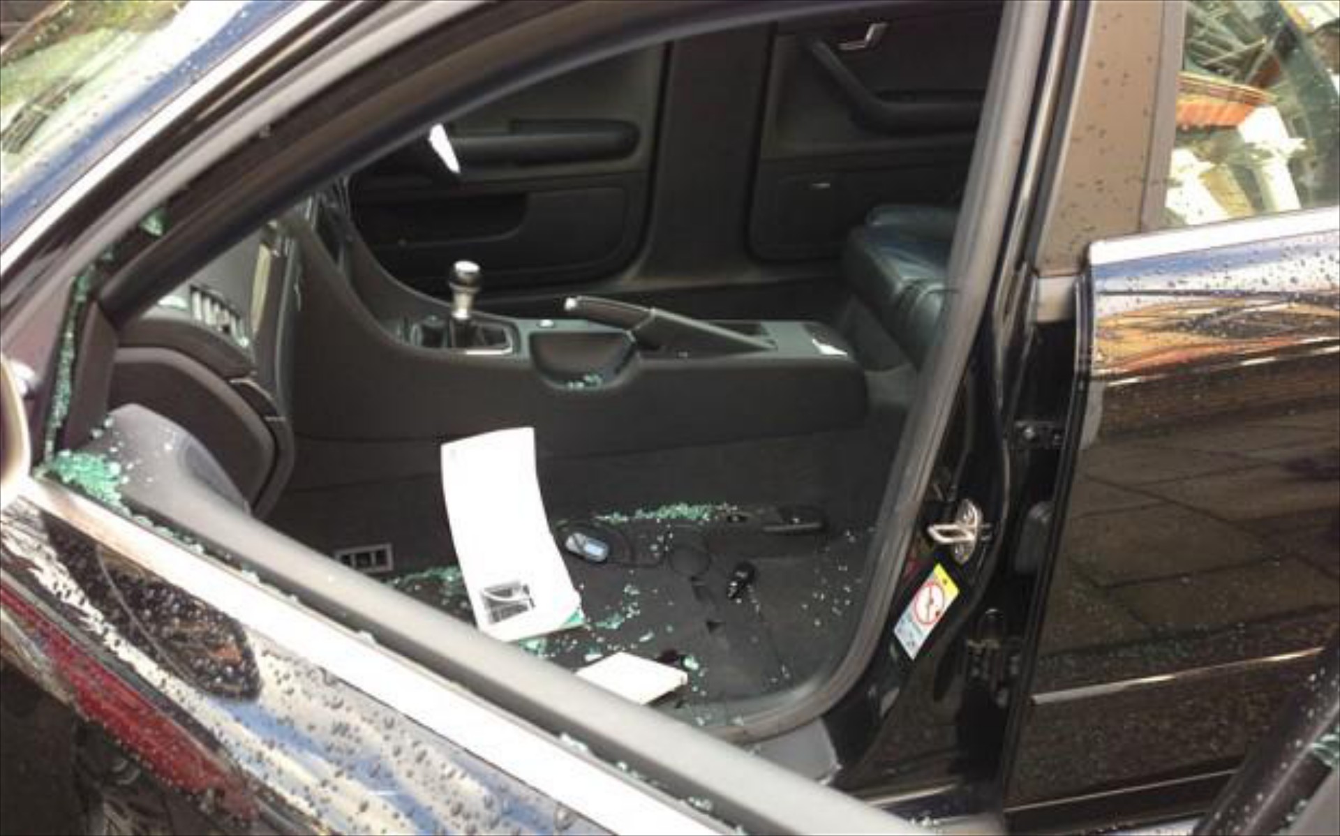 Κλέβουν τα μπροστινά καθίσματα των Audi RS4

