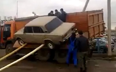 VIDEO: Πώς να ΜΗΝ φορτώνεις αυτοκίνητο σε φορτηγό