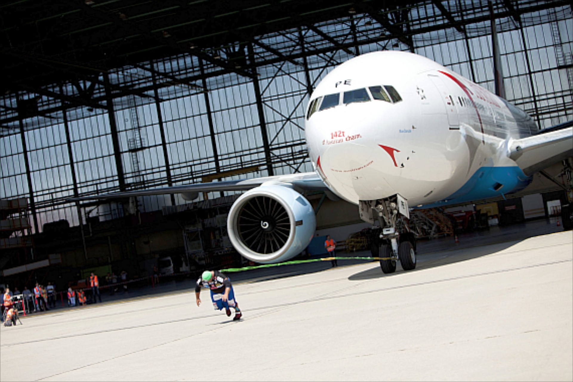 Αυστριακός Κουταλιανός σέρνει Boeing 777
