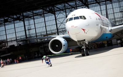 Αυστριακός Κουταλιανός σέρνει Boeing 777