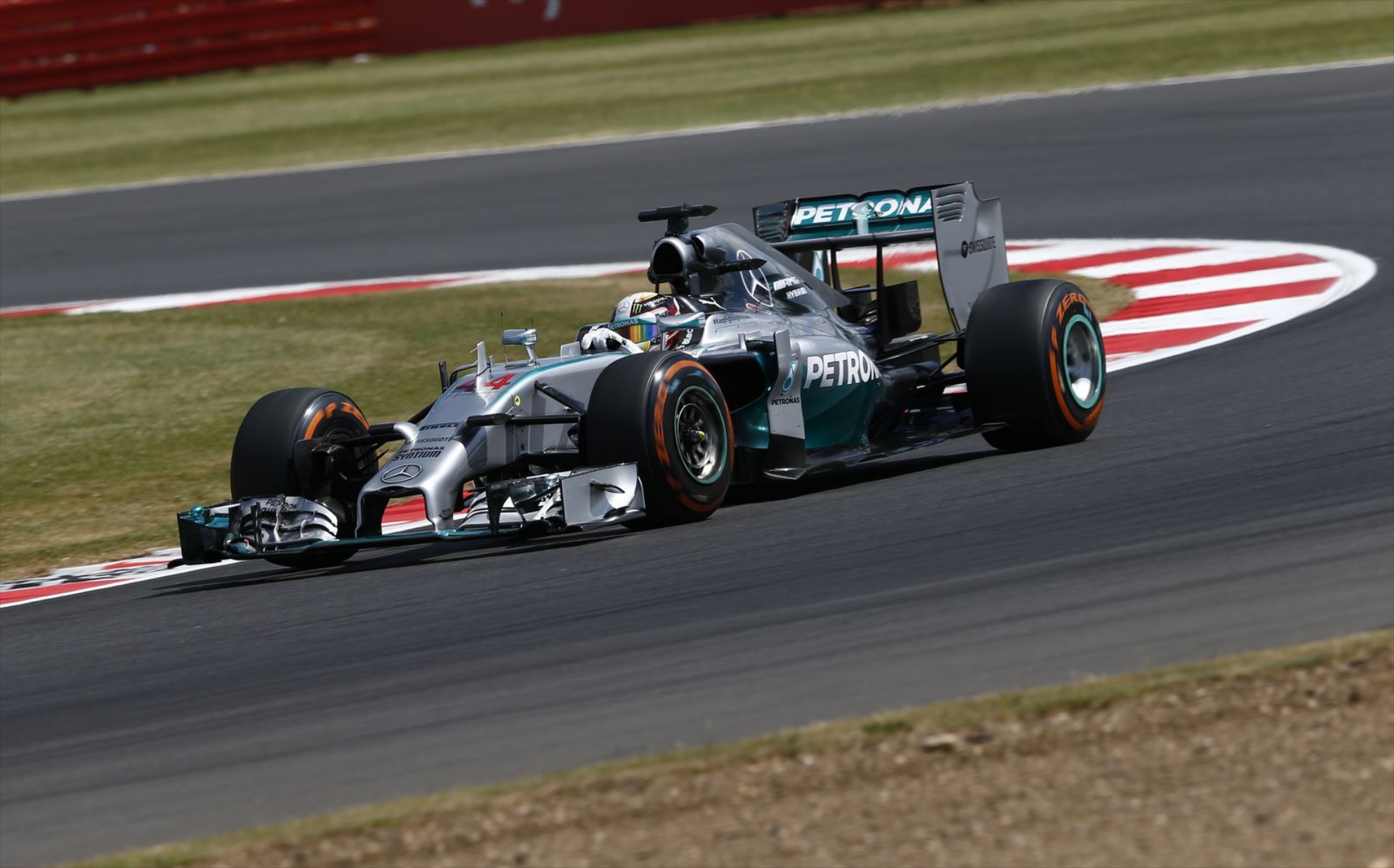 GP M. Βρετανίας: Ταχύτερες οι Mercedes, από κοντά ο Alonso