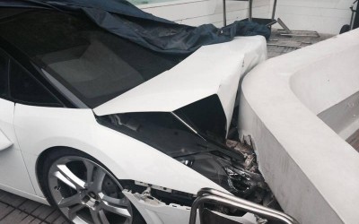 (UPDATE VIDEO) Παρκαδόρος τρακάρει Lamborghini Gallardo Spyder
