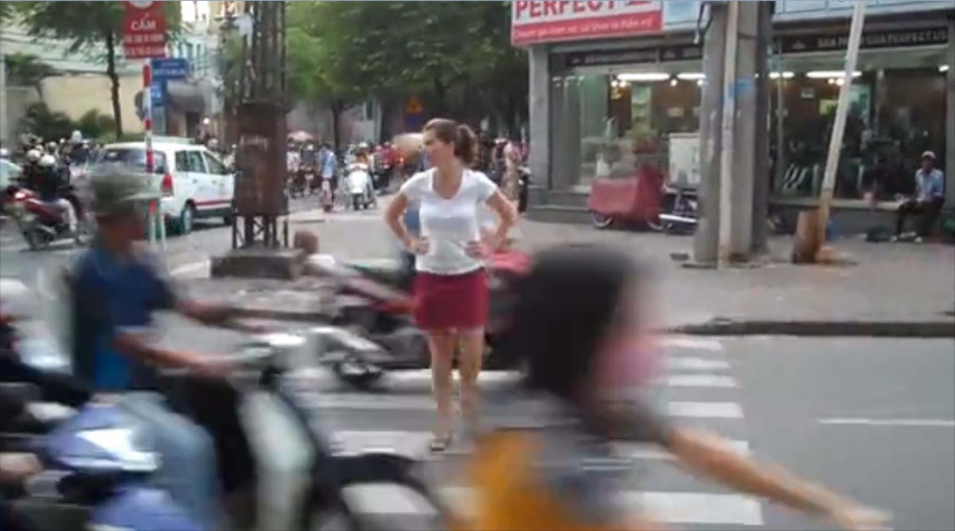 Video: Πώς περνάς το δρόμο στο Βιετνάμ