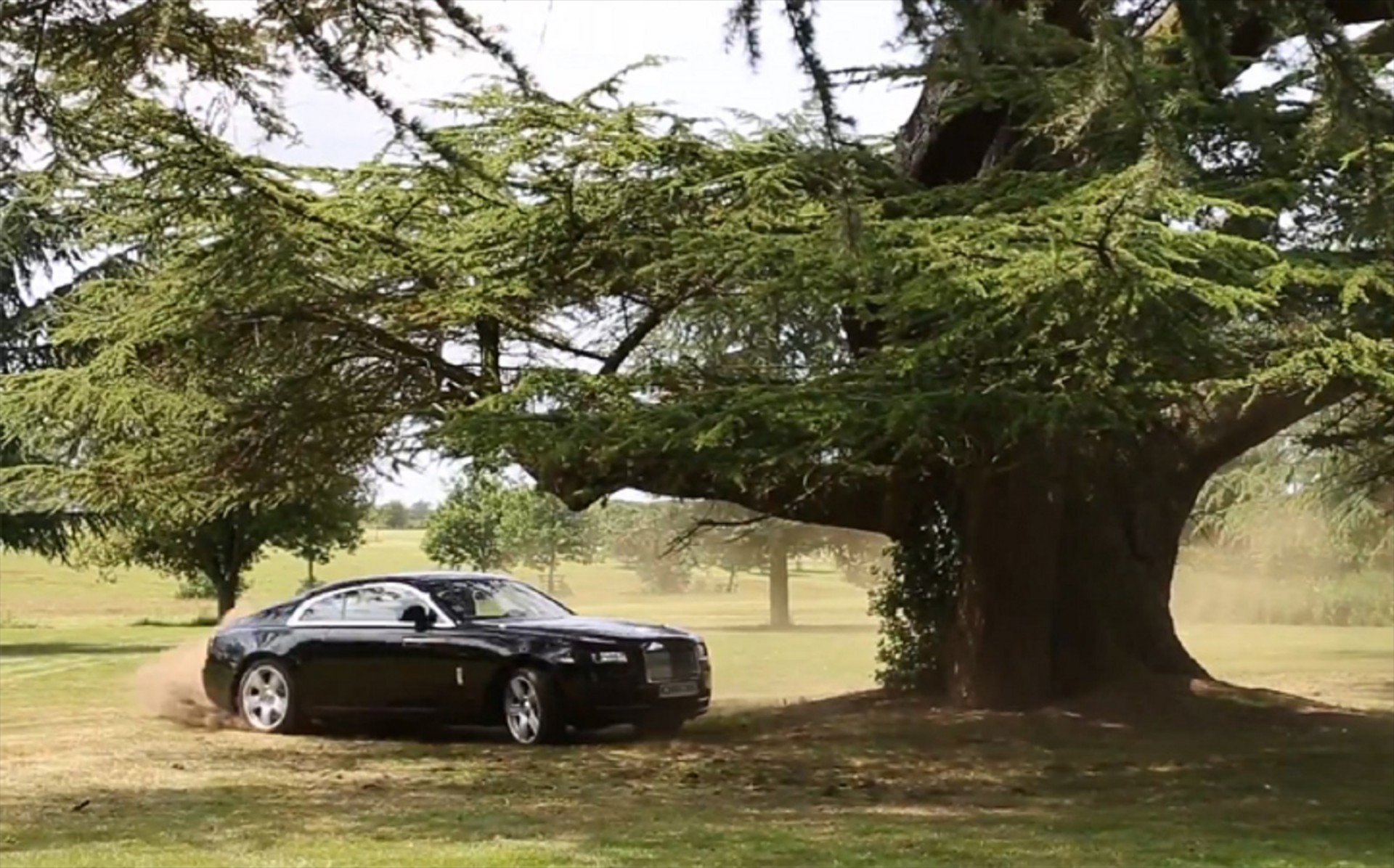 VIDEO: Μια (ακόμα) Rolls στα χωράφια