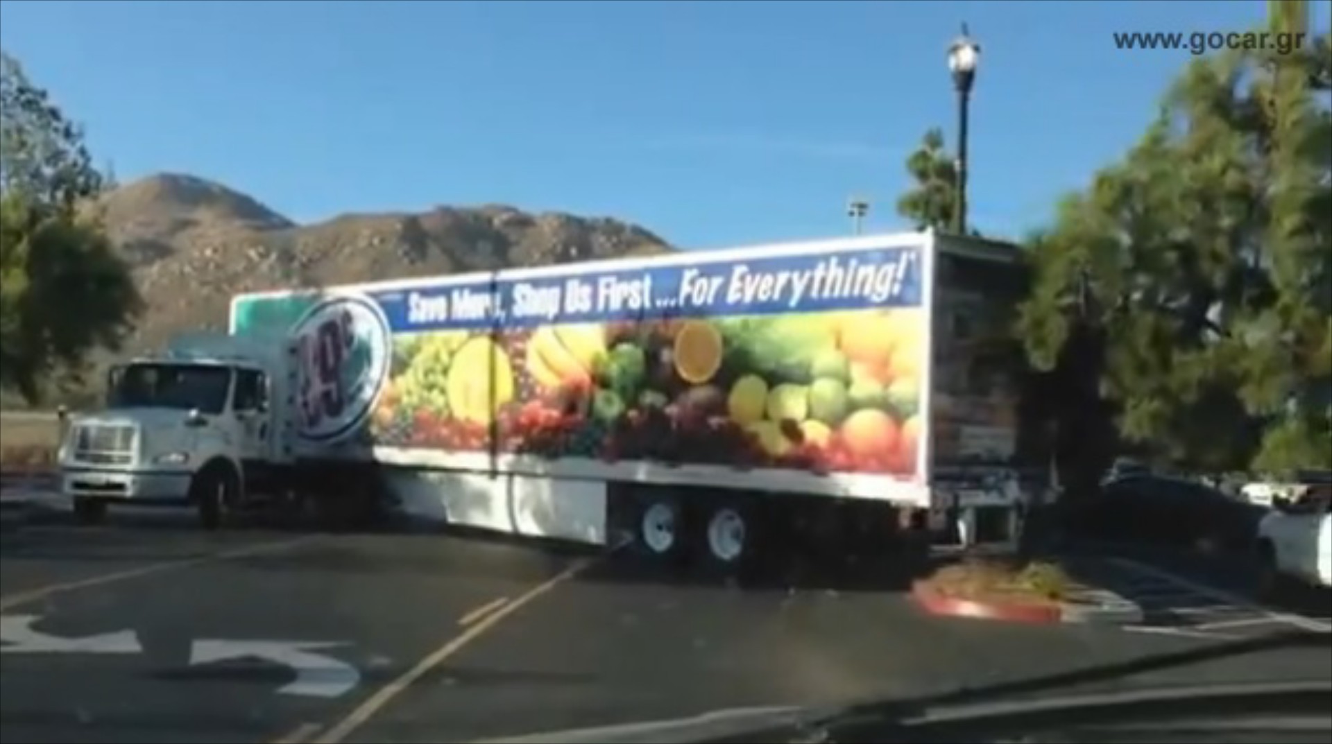 Video: Νταλίκα κάνει μανούβρα πάνω από δέντρο

