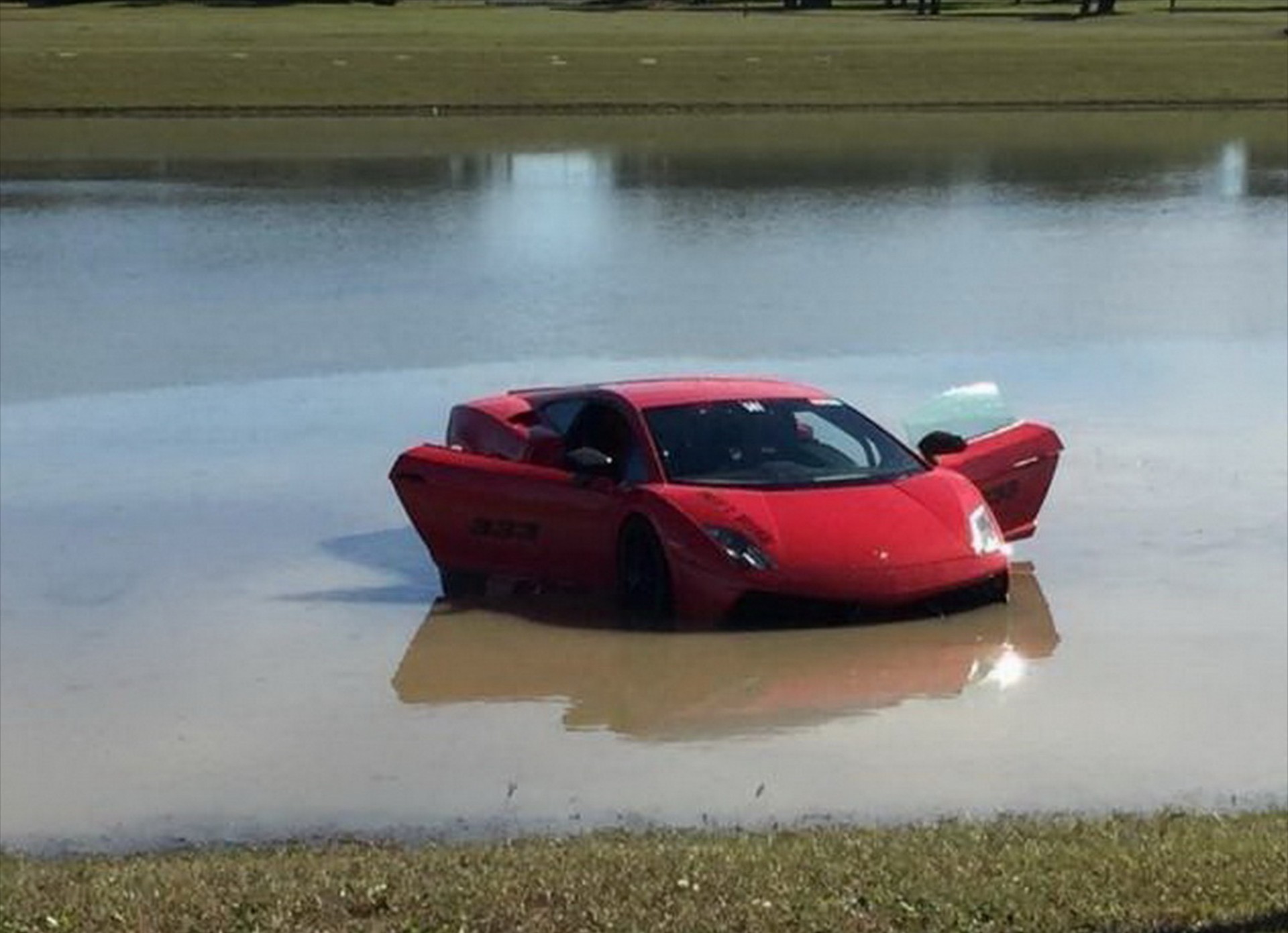 2.000+PS Lamborghini καταλήγει στη λίμνη