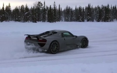 Μία Porsche 918 Spyder «χορεύει» στον πάγο (VIDEO)