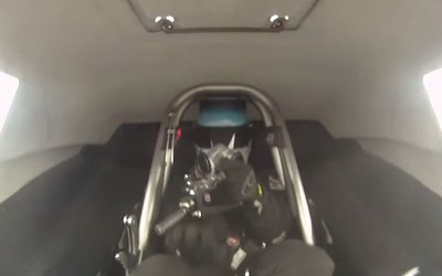 Του έμεινε το τιμόνι… στα χέρια! (VIDEO)