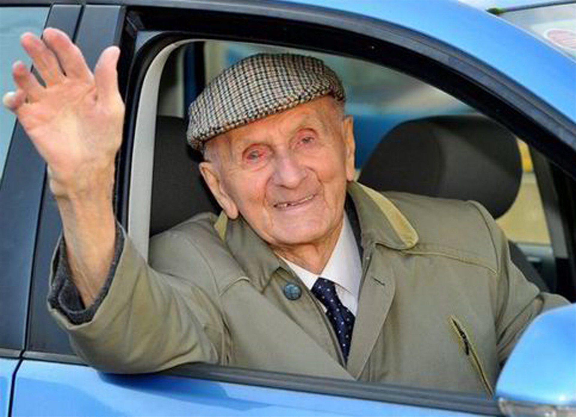 92χρονος τρακάρει 9 αυτοκίνητα σε 25 sec (VIDEO)