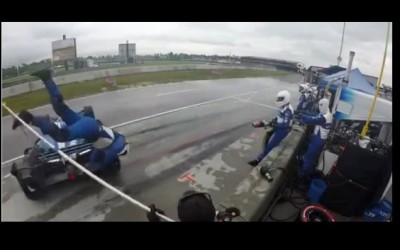 Video: IndyCar χτυπά μηχανικό στα pits