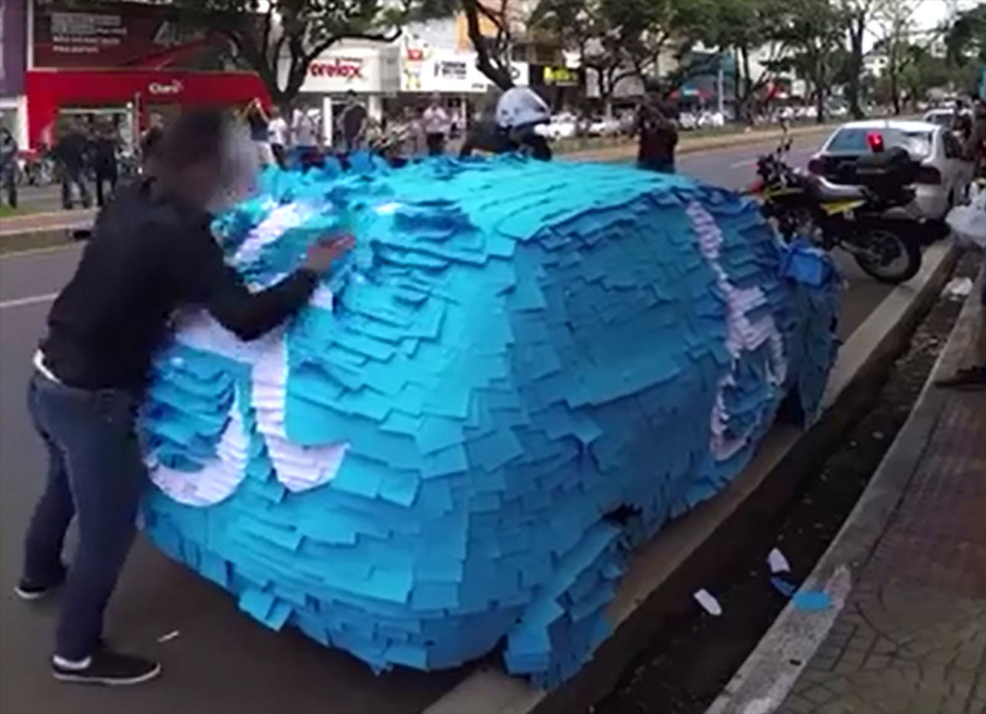 Πάρκαρε σε θέση για ΑμεΑ. Τι του έκαναν; (VIDEO)