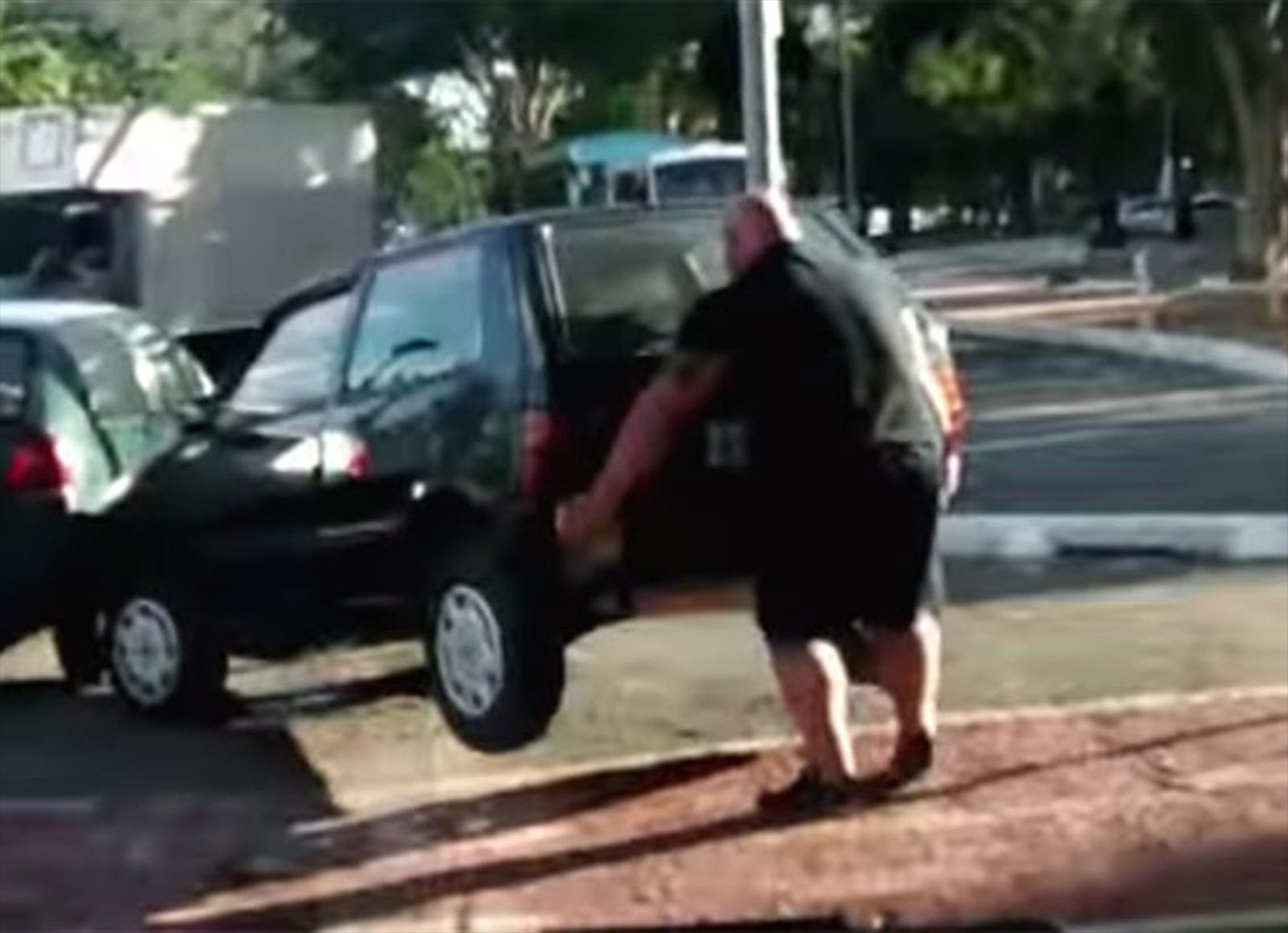 Ποδηλάτης σηκώνει ένα αυτοκίνητο... με τα χέρια (VIDEO)