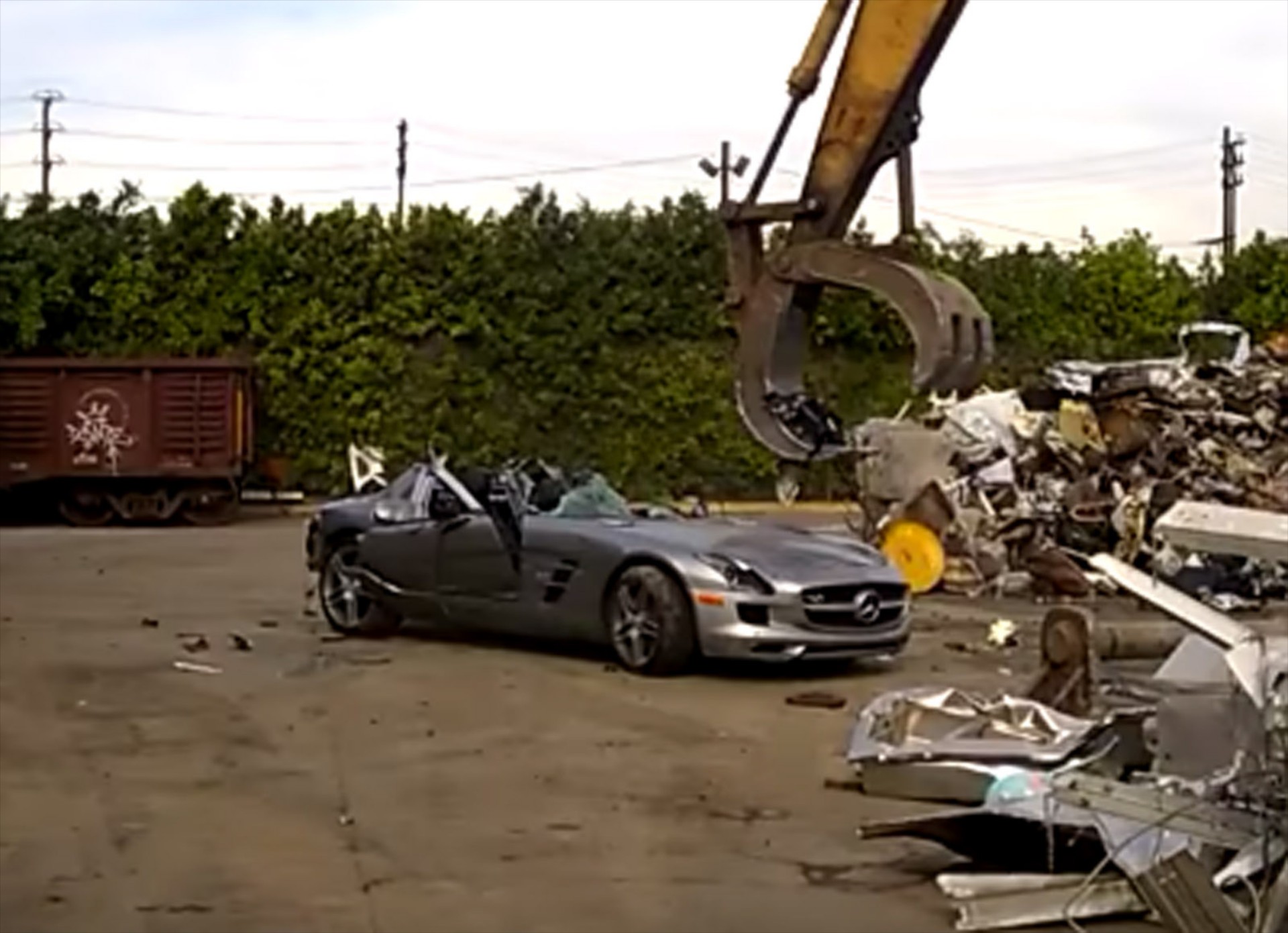 Μία Mercedes SLS AMG πάει για… ανακύκλωση (VIDEO)