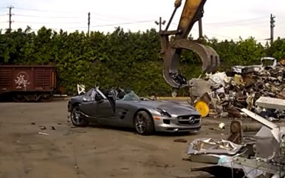 Μία Mercedes SLS AMG πάει για… ανακύκλωση (VIDEO)