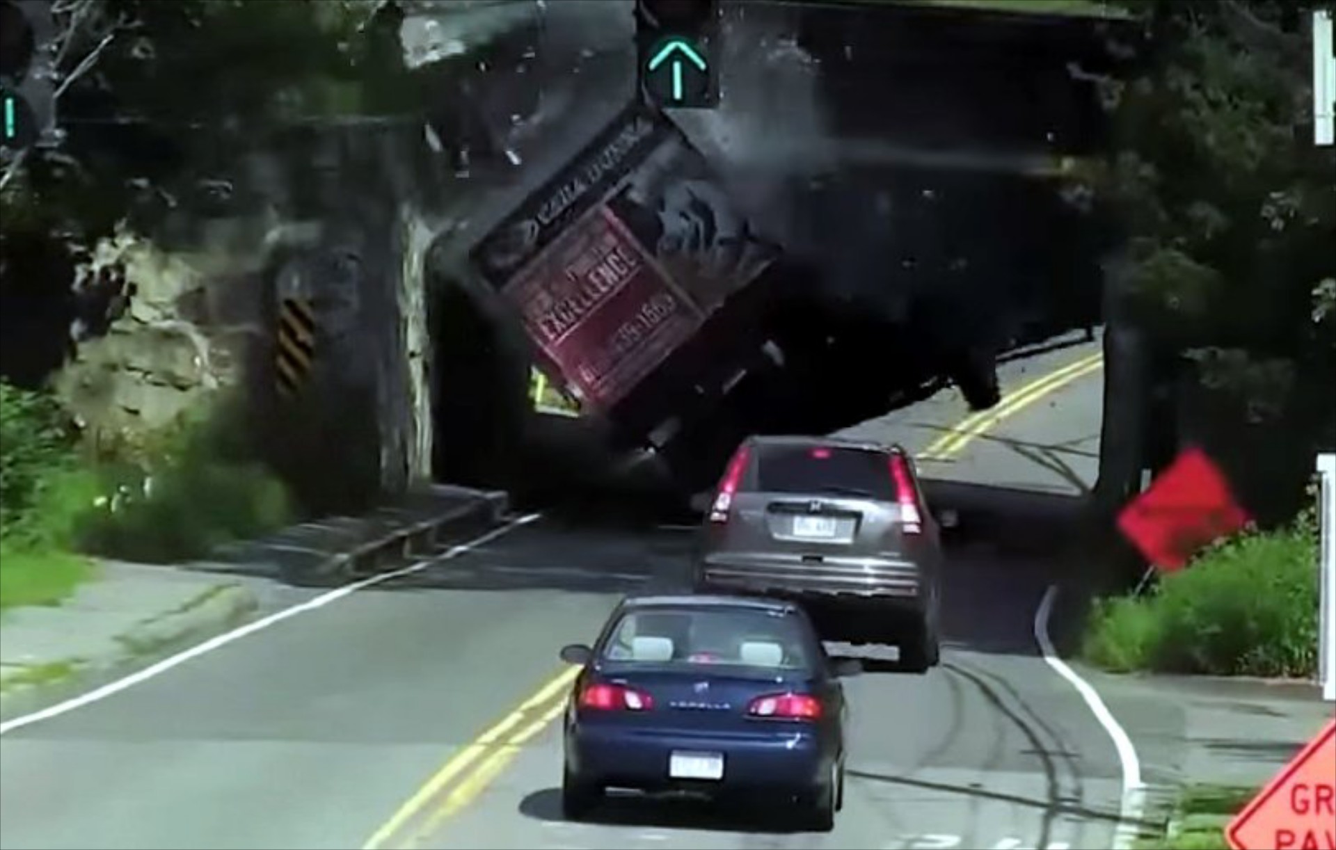 VIDEO: φορτηγό vs γέφυρα, σημειώσατε 2