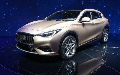 Infiniti Q30 κόντρα στη BMW Σειρά 1
