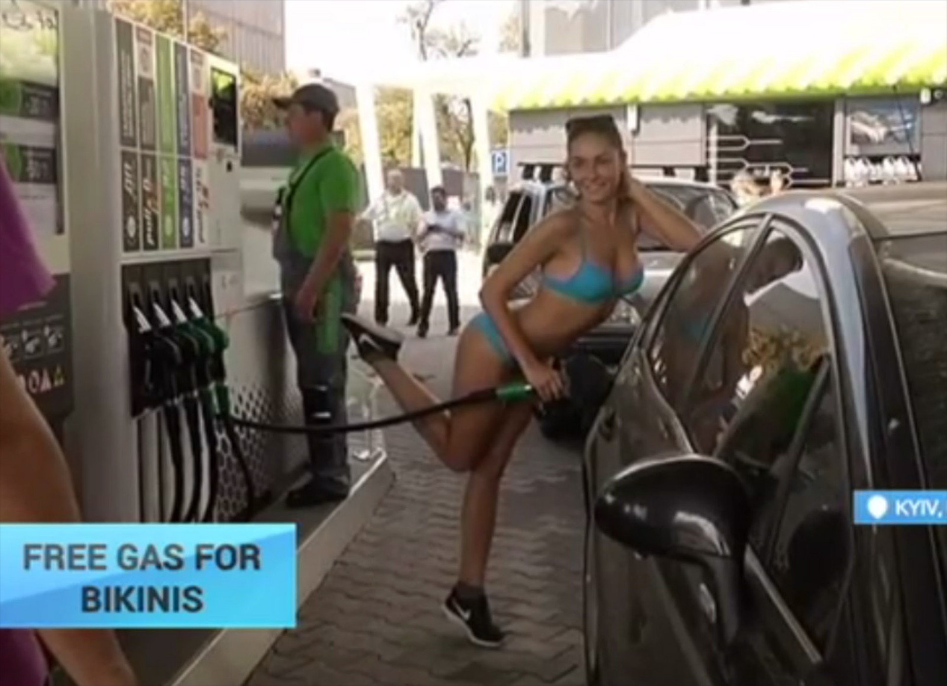 ΔΩΡΕΑΝ καύσιμα αν μείνεις μόνο με το μπικίνι σου (VIDEO)