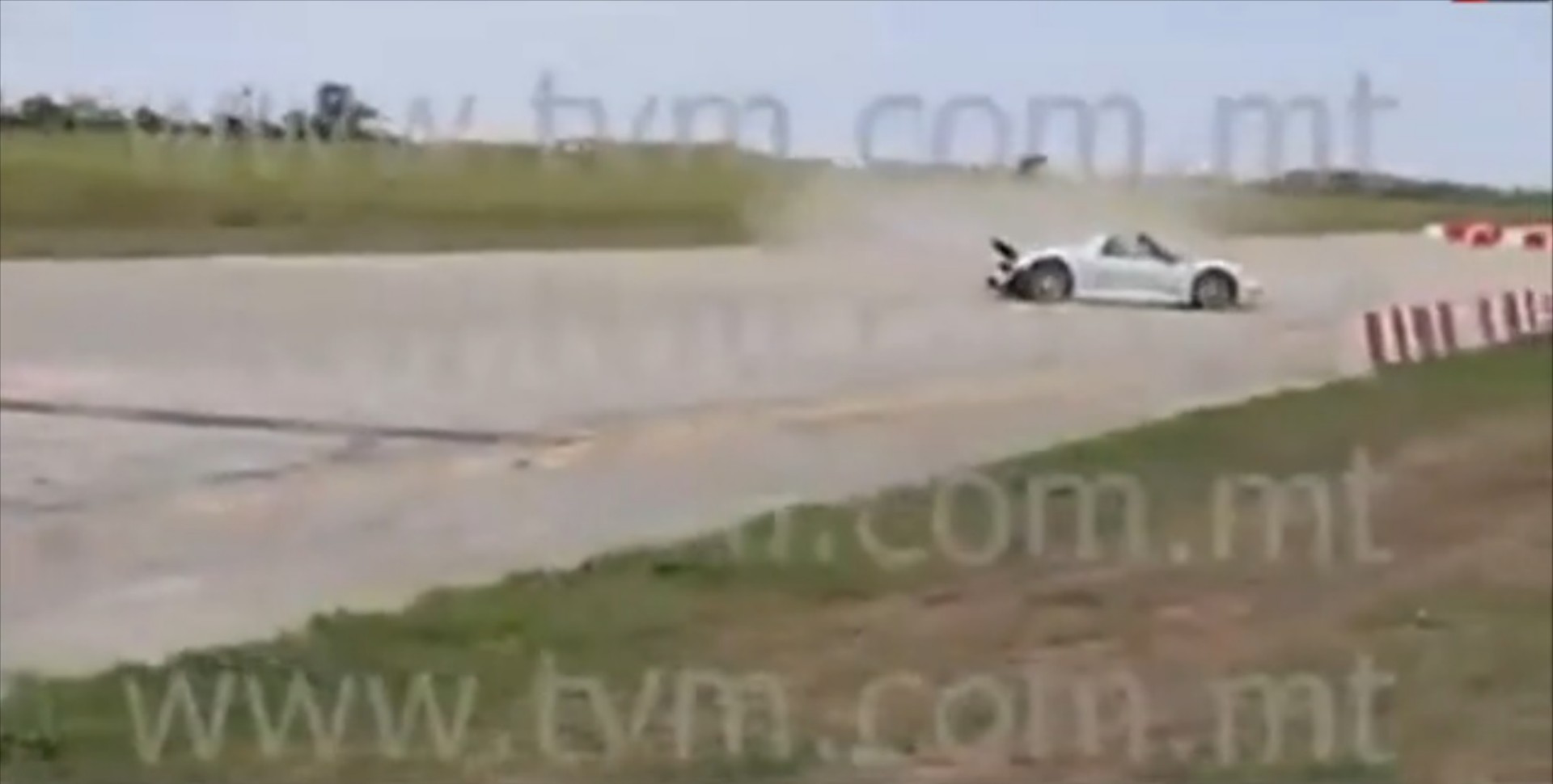 Video: Porsche 918 εισβάλει σε εξέδρα θεατών

