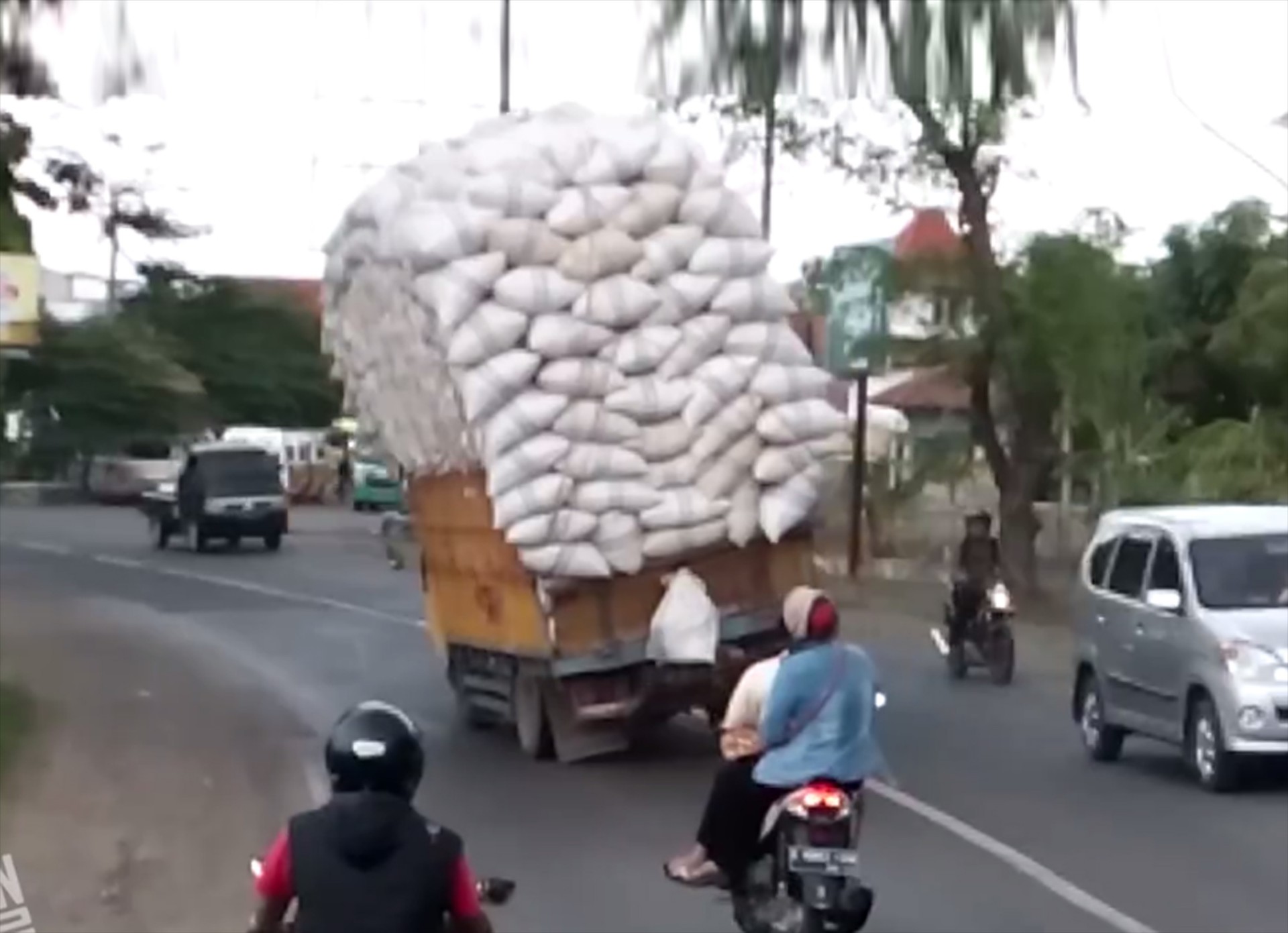 Θα πέσει… δεν θα πέσει; (VIDEO)