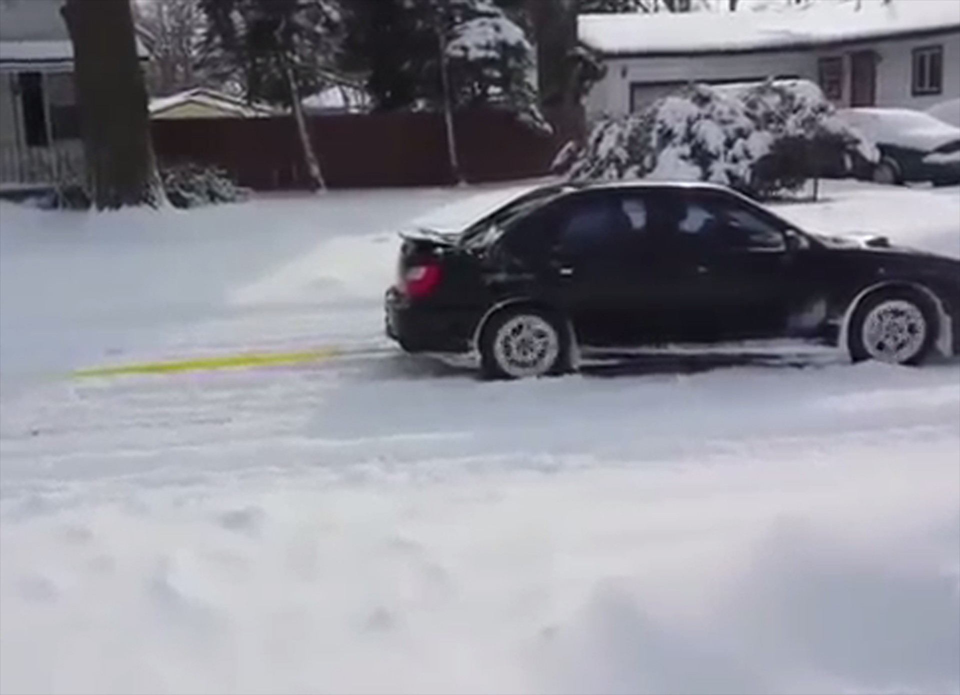 Subaru Impreza «ξεκολλάει» ένα περιπολικό (VIDEO)