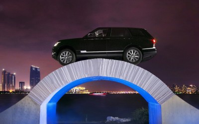 Range Rover διασχίζει… χάρτινη γέφυρα! (VIDEO)