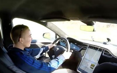 Όταν αφήνεις την Tesla σου στο γιο σου (VIDEO)