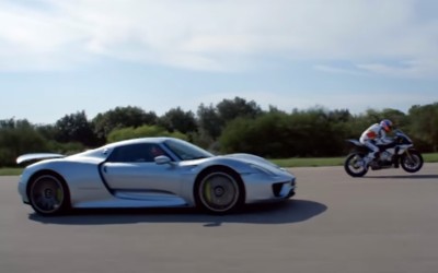 Porsche 918 Spyder VS Yamaha R1 (Video)