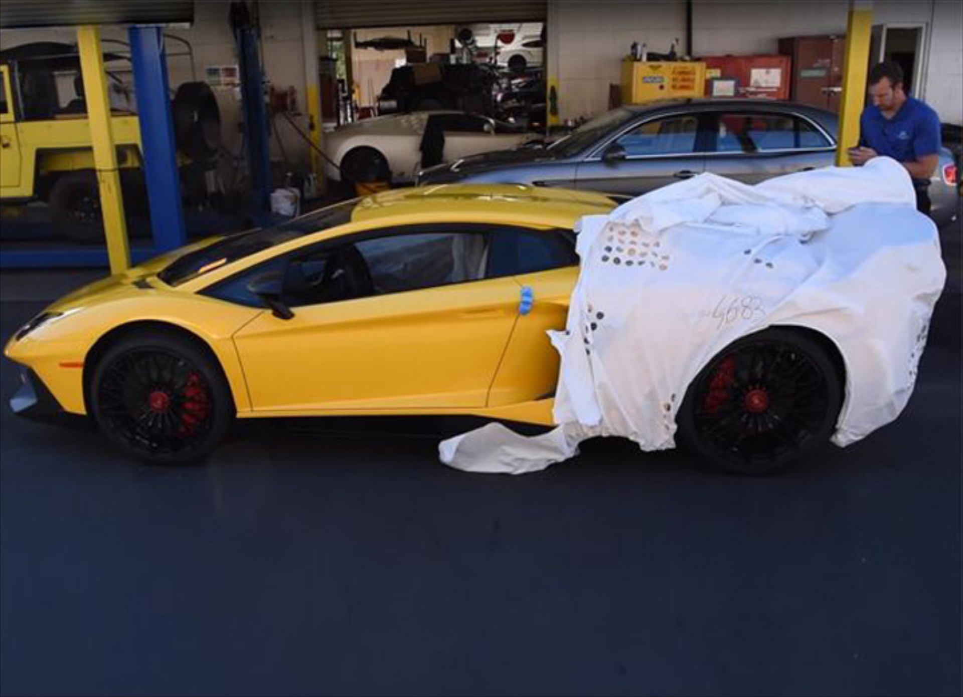 Ξετυλίγοντας μια… Lamborghini (video)