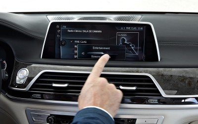 BMW: Στροφή στις οθόνες αφής