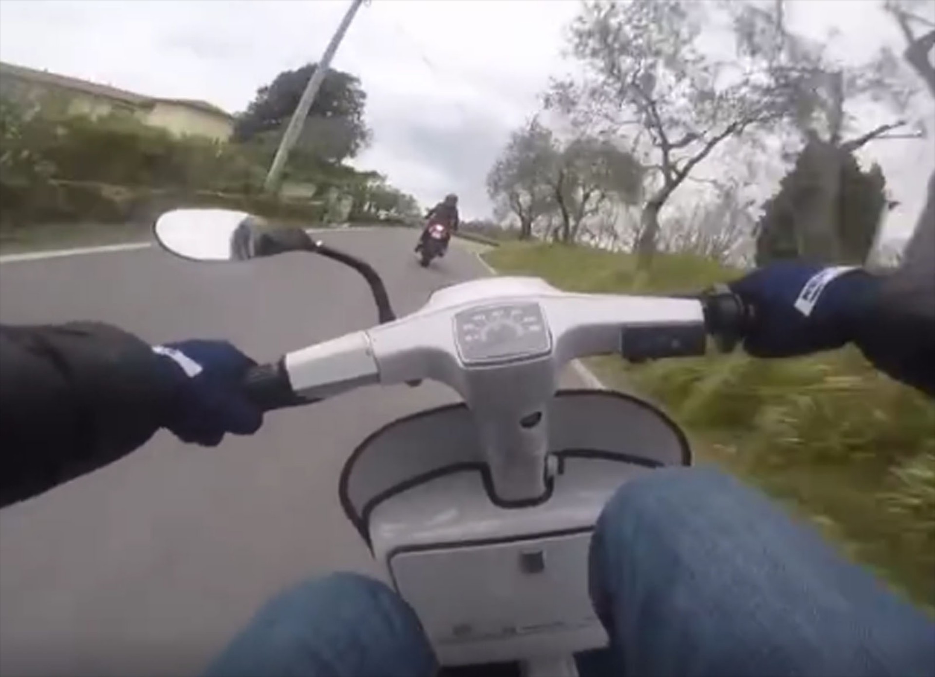 Yamaha XJ6 «κατατροπώνεται» από… Vespa (video)