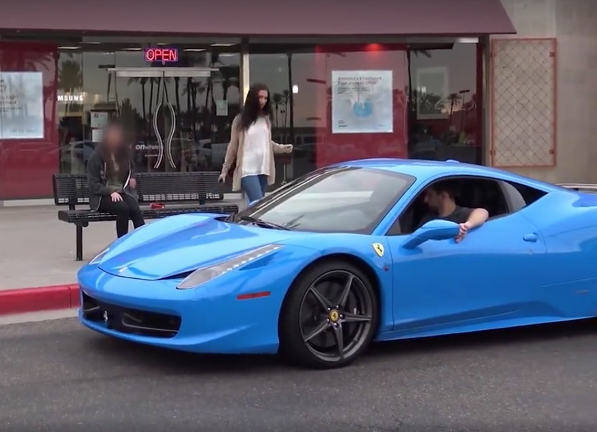 Φεύγει με Ferrari, «ξεχνώντας» τη τσάντα της (video)