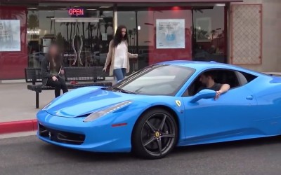 Φεύγει με Ferrari, «ξεχνώντας» τη τσάντα της (video)