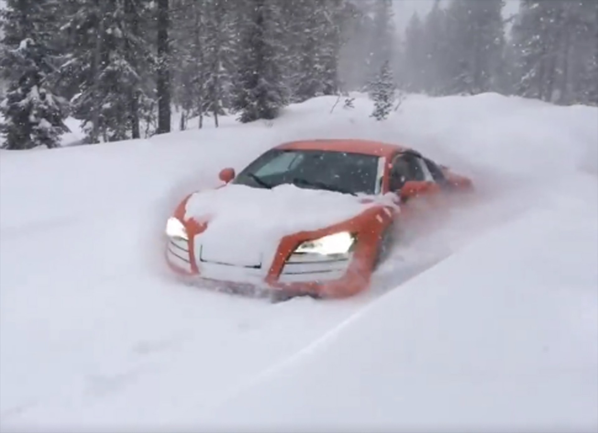 Audi R8 σε ρόλο… εκχιονιστικού! (video)