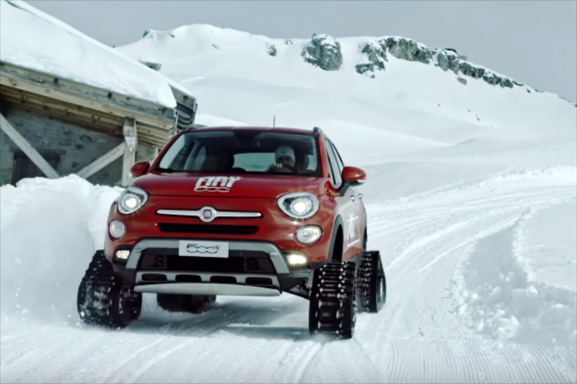 Fiat 500X με ερπύστριες χιονιού (video)