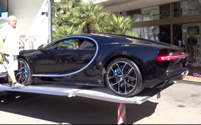 «Ξεφορτώνοντας» τη νέα Bugatti Chiron (video)