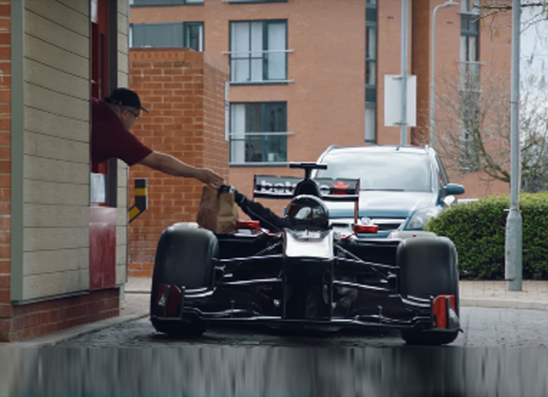 Formula 1 παραγγέλνει… φαγητό σε drive thru (video)