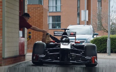 Formula 1 παραγγέλνει… φαγητό σε drive thru (video)