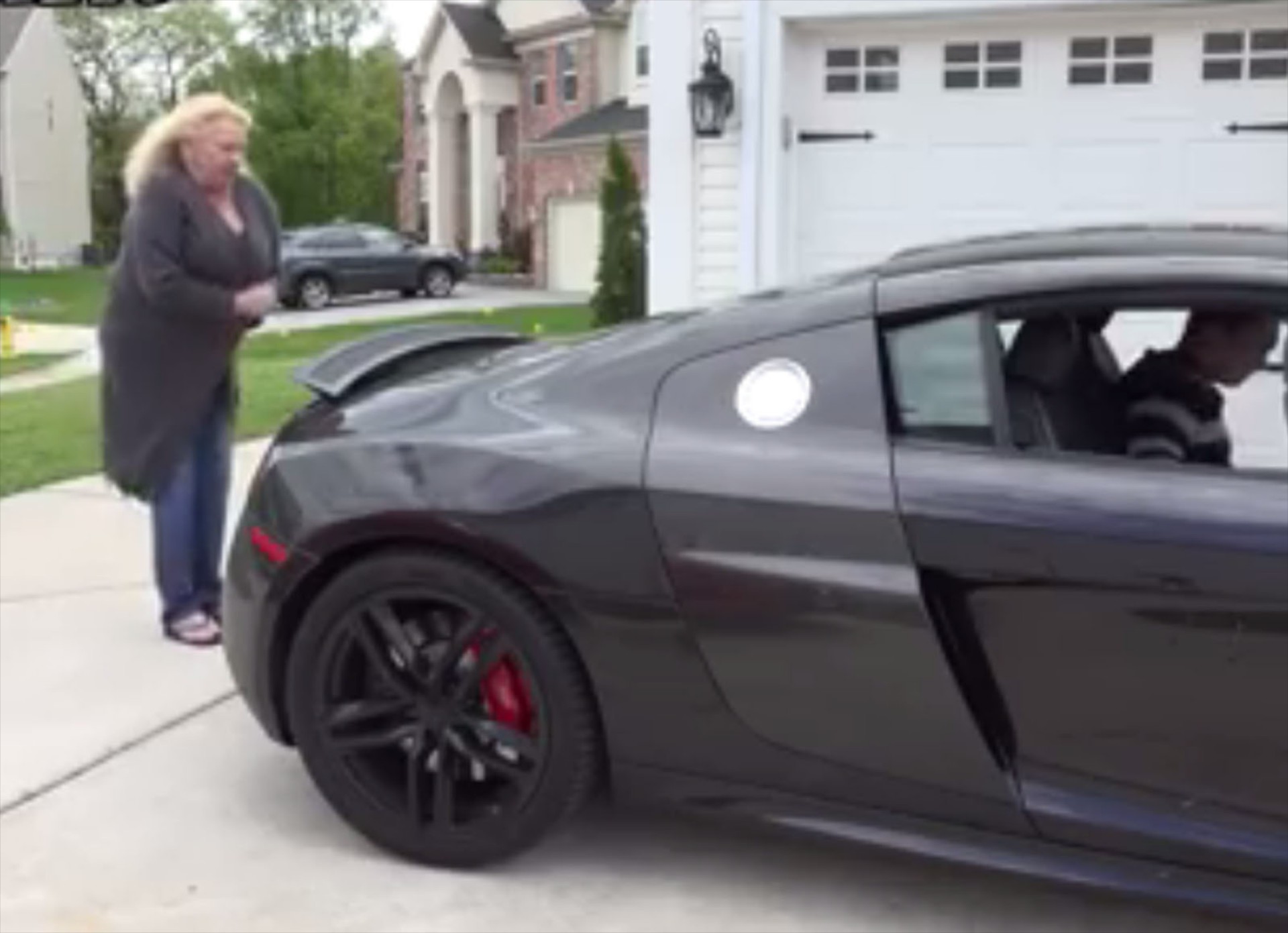 Τρομάζει τη γιαγιά του με Audi R8 (video)