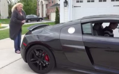 Τρομάζει τη γιαγιά του με Audi R8 (video)