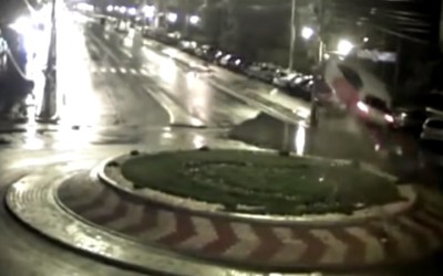 Πετώντας πάνω από μια πλατεία (video)