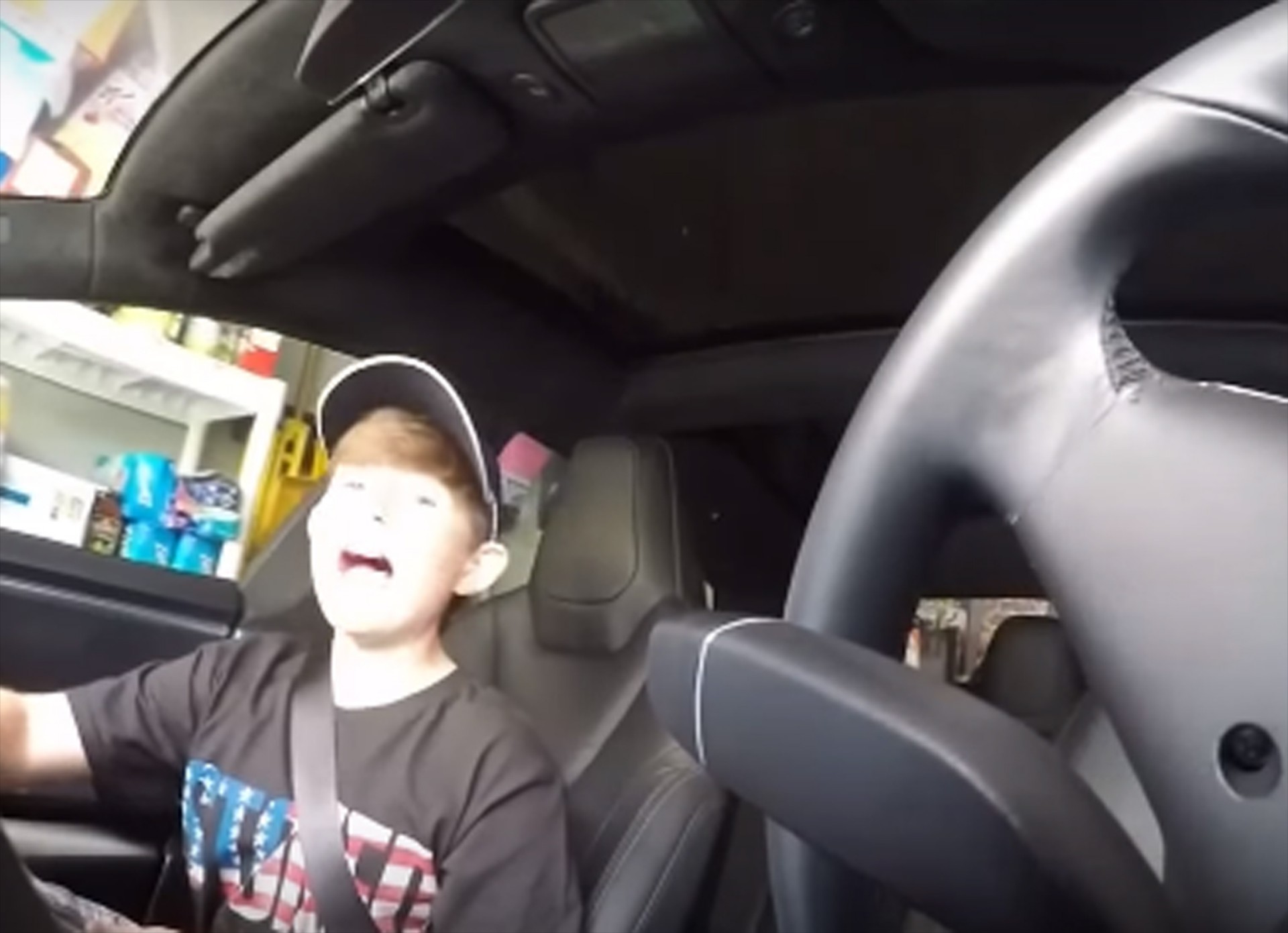 Τρομάζοντας το γιο σου με το Tesla Model S (video)